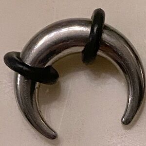 1 x 6-Gauge Steel Pincher Ring w/ 2 “O” Rings (ask which colors I have left)